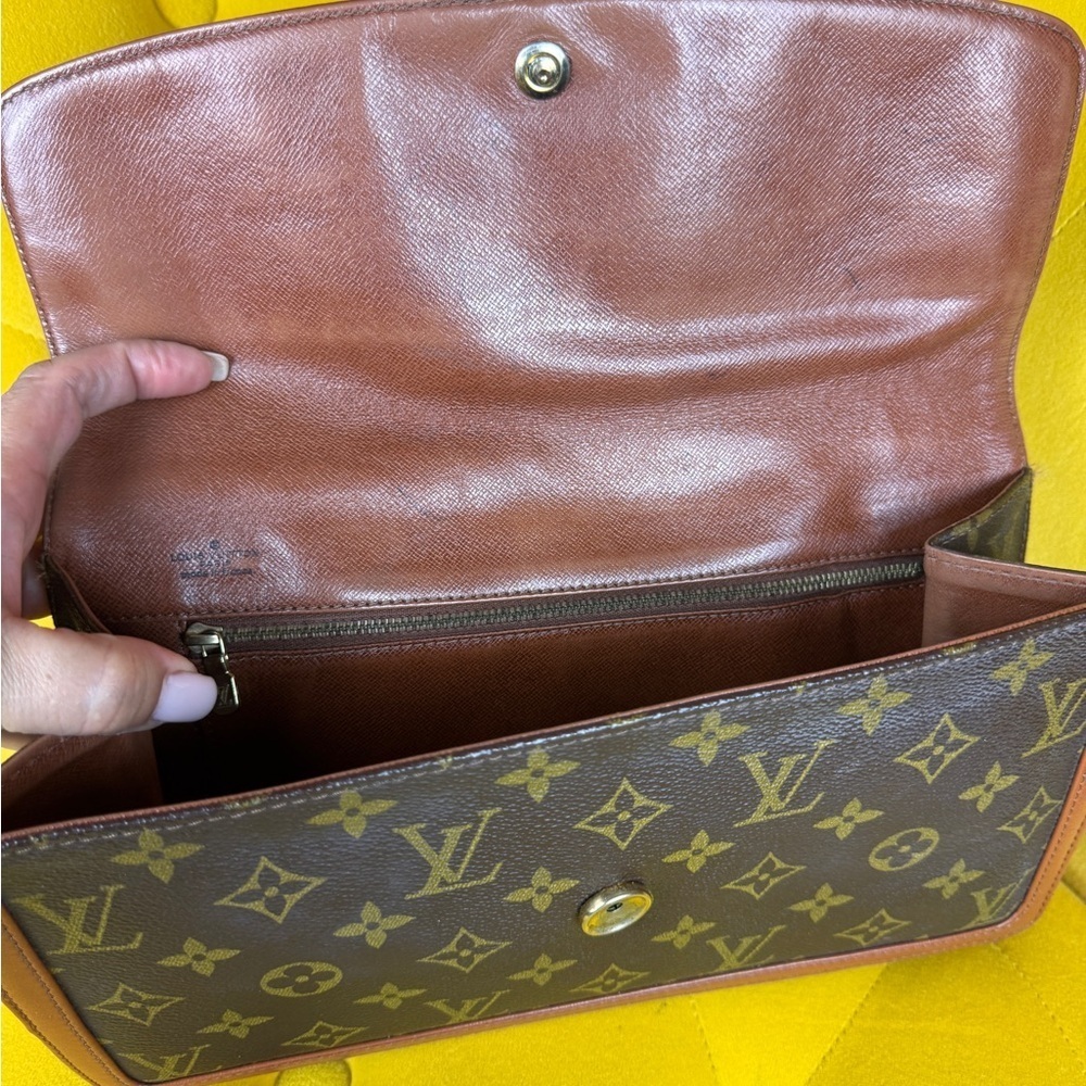 Louis Vuitton Vintage Monogram Canvas Clutch with Tan Trim - Picture 9 of 12